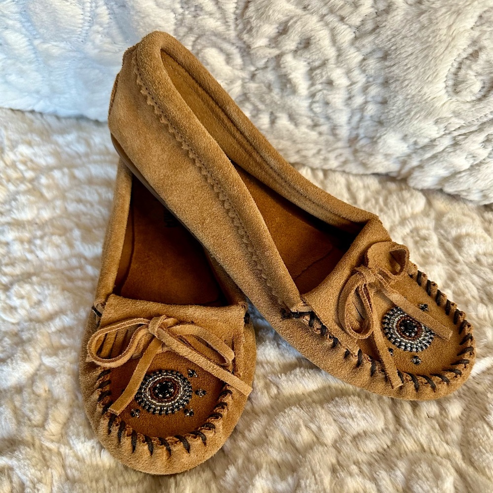 Minnetonka womens moccasin, size 7.5, model 4071, slip on. Color:tan